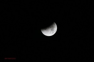 La lune rouge vue de la commune